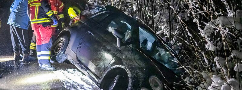 Ein Kleinwagen ist bei Straßenglätte im westlichen Sauerland in einen Graben gerutscht. - Foto: Markus Klümper/dpa