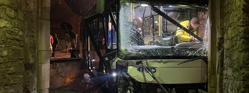 Ein Bus krachte in Sommerhausen in einen Torbogen.  - Foto: Pascal H./NEWS5/dpa