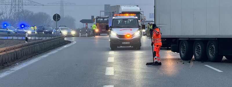 Bei einer Serie von Unfällen auf eisglatter Straße ist auf der Autobahn 3 bei Regensburg mindestens ein Mensch gestorben.  - Foto: Sebastian Pieknik/NEWS5/dpa