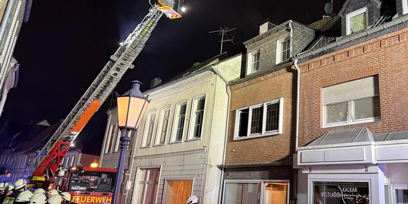 Feuerwehr Kalkar: Dachstuhlbrand in Kalkar: Drei Personen verletzt - Foto: presseportal.de