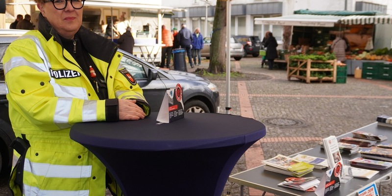 POL-HM: Präventionstipps der Polizei auf dem Hessisch Oldendorfer Wochenmarkt - Foto: presseportal.de