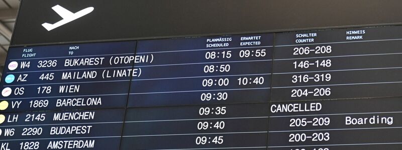 Verspätungen und ein Ausfall eines Flugs werden auf einer Anzeigentafel am Flughafen Stuttgart angezeigt.  - Foto: Bernd Weißbrod/dpa