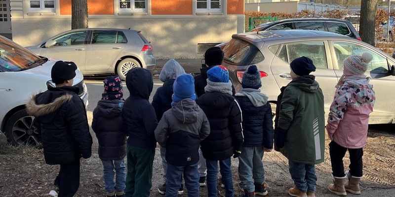 POL-HA: Verkehrssicherheitsarbeit beim Überqueren der Straße - Erstklässler der Funckeparkschule lernen richtig, die Straße zu überqueren - Foto: presseportal.de
