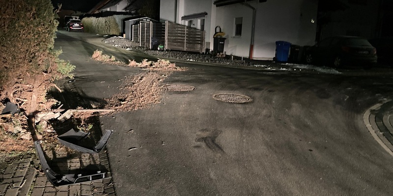 POL-GI: Mit Hecke kollidiert und Teile verloren + Roller geklaut - Foto: presseportal.de