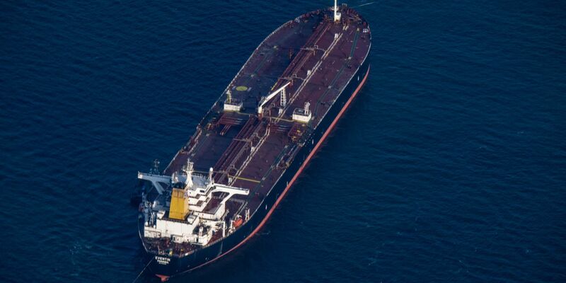 Der Tanker «Eventin» ankert inzwischen selbstständig, nachdem er zuvor von Schleppern gehalten wurde. Weiterfahren darf er vorerst nicht, obwohl die Maschine wieder läuft. - Foto: Stefan Sauer/dpa
