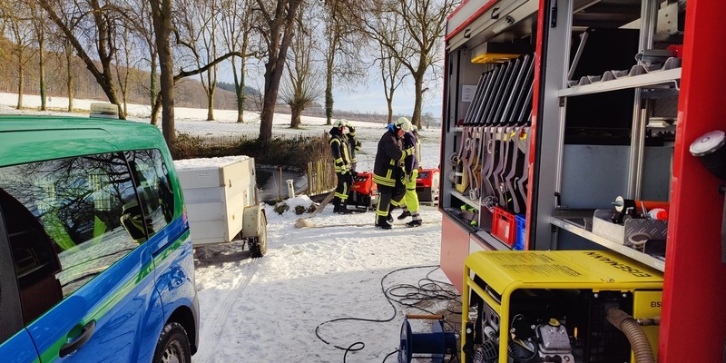 FW Ense: Teich- Überlauf defekt / Feuerwehr 4 Stunden im Einsatz - Foto: presseportal.de
