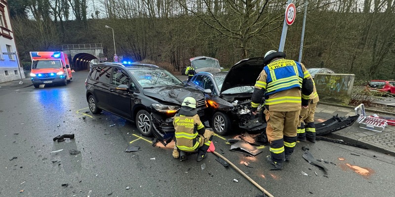 FW-EN: Drei verletzte Personen bei Unfall auf der Wetterstraße - Böller im Zigarettenautomat verursacht Feuerwehreinsatz. - Foto: presseportal.de