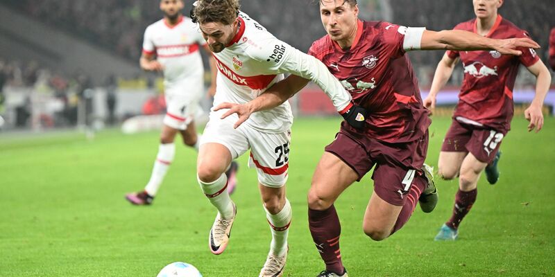 Drin das Ding: Leipzigs Torwart Peter Gulacsi ist beim Kopfball von Jacob Bruun Larsen machtlos. - Foto: Bernd Weißbrod/dpa