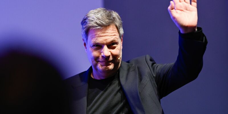 Robert Habeck hat ein neues Buch geschrieben. - Foto: Uwe Anspach/dpa