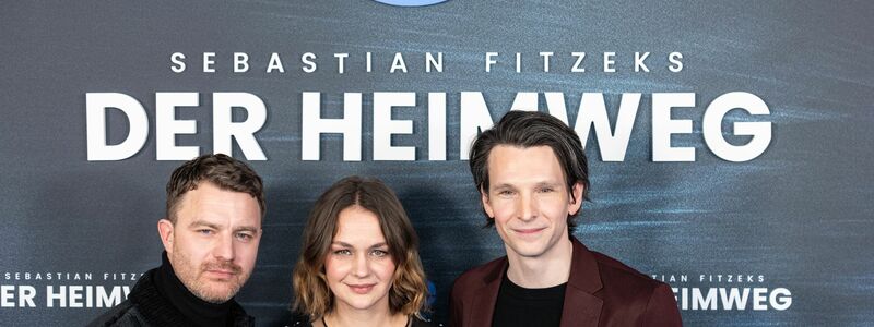 Das Hauptdarsteller-Trio von «Der Heimweg» bei der Premiere in Berlin. - Foto: Hannes P. Albert/dpa