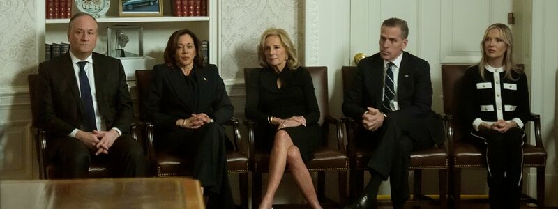 Bidens Vize Kamala Harris, First Lady Jill Biden und andere Vertraute verfolgten die Rede im Oval Office.  - Foto: Mark Schiefelbein/AP/dpa