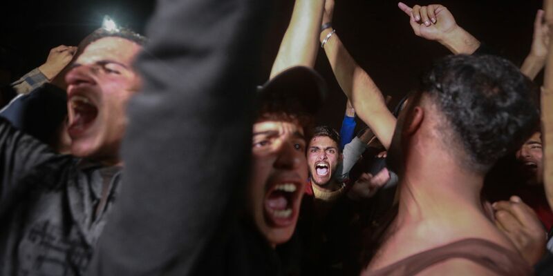 Menschen gehen auf zerstörter Straße im Gazastreifen. (Archivbild) - Foto: Jehad Alshrafi/AP/dpa