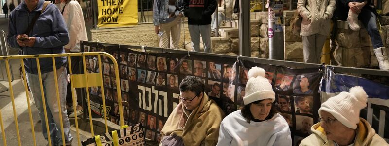 Angehörige der israelischen Geiseln nahmen die Verkündung einer Einigung mit gemischten Gefühlen auf.  - Foto: Mahmoud Illean/AP/dpa