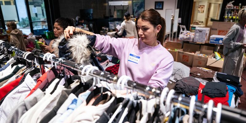 Veronica Velasquez (links) ist die treibende Kraft hinter dem Venice Helping Hub. - Foto: Maximilian Haupt/dpa