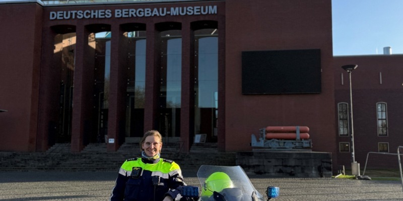 POL-BO: Wir fahren bei Wind und Wetter: Polizeihauptkommissarin Katharina Rump ist die erste Frau in der Kradgruppe des Polizeipräsidiums Bochum - Foto: presseportal.de