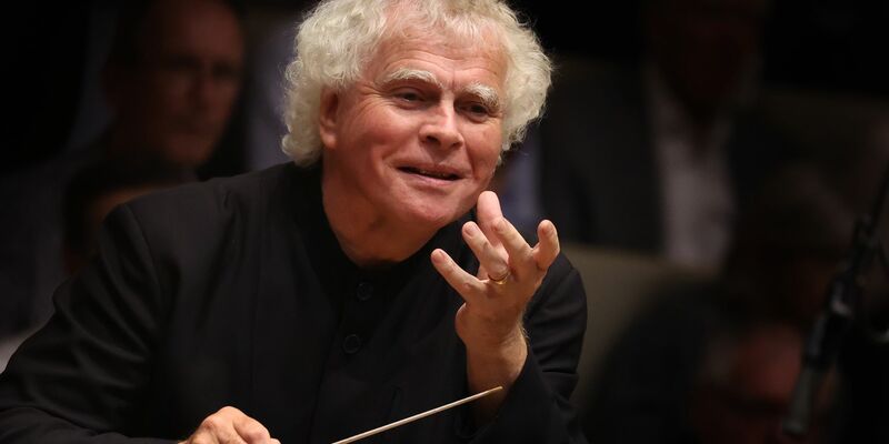 Sir Simon Rattle will das Preisgeld für den Siemens Musikpreis in ein Orchesterprojekt stecken. - Foto: Karl-Josef Hildenbrand/dpa