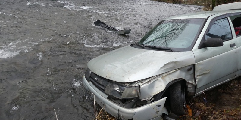 POL-GM: Betrunken mit Auto in der Agger gelandet - Foto: presseportal.de