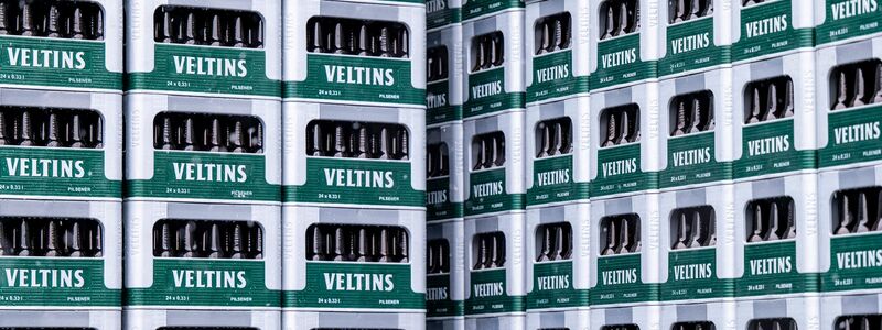 Leergut der Marke Veltins steht auf dem Firmengelände.  - Foto: David Inderlied/dpa