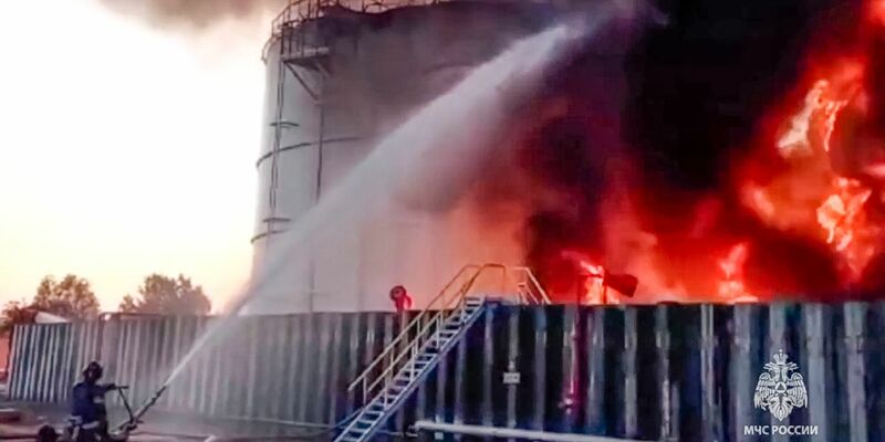 Die Ukraine setzt mit Drohnen gezielt Treibstofflager in Russland in Brand. Ähnlich wie diese Tanks im Gebiet Rostow auf einem Archivbild hat es nun ein Reservoir im Gebiet Woronesch getroffen. - Foto: Uncredited/Russian Emergency Ministry Press Service/AP/dpa