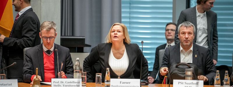 Innenministerin Nancy Faeser steht dem Innenausschuss Rede und Antwort - hier bei der Sitzung Ende Dezember. (Archivbild) - Foto: Kay Nietfeld/dpa