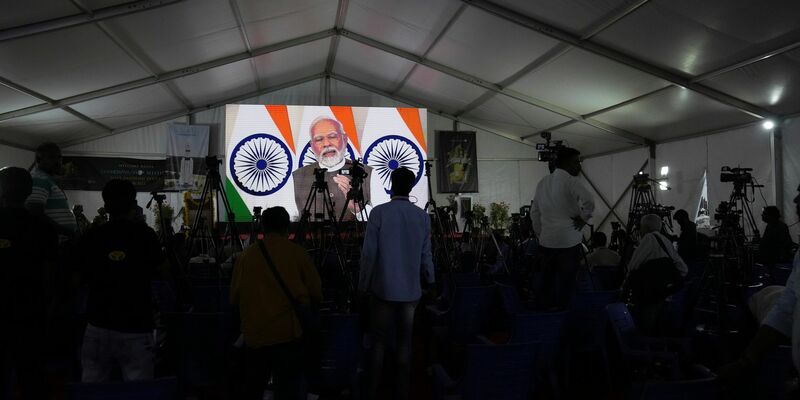 Indiens Premierminister Narendra Modi verfolgt die Aktivitäten der indischen Weltraumbehörde genau, wie hier bei der erfolgreichen Mondlandung Indiens. (Archivfoto) - Foto: Aijaz Rahi/AP/dpa