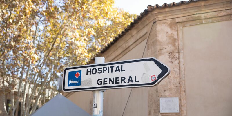 Erst beim dritten Besuch der Notaufnahme wurde der Mann stationär aufgenommen. (Symbolbild) - Foto: Clara Margais/dpa
