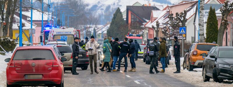 Rettungskräfte und Polizisten eilten zu dem Gymnasium, in dem mutmaßlich ein Schüler zwei Menschen getötet haben soll. - Foto: Veronika Mihaliková/TASR/dpa