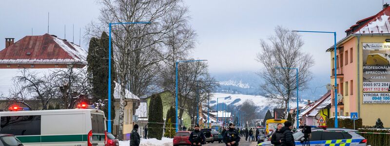 Das Gebäude des Gymnasiums, in dem der Amoklauf stattfand. Mit einem Messer hat ein 18 Jahre alter Schüler in einem Gymnasium in der Slowakei mindestens zwei Menschen getötet und mehrere verletzt. - Foto: Veronika Mihaliková/TASR/dpa