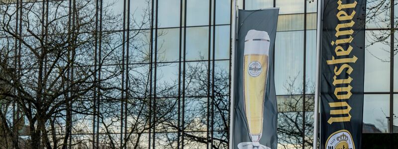 Das Verwaltungsgebäude der Warsteiner Brauerei.  - Foto: David Inderlied/dpa