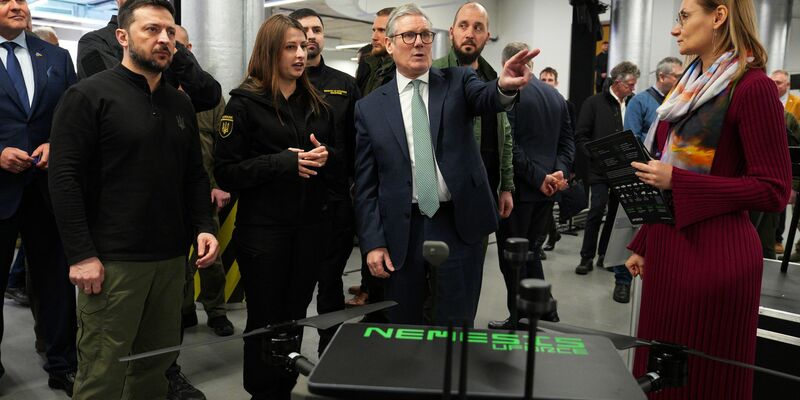 Der britische Premierminister Keir Starmer (M.) ließ sich in Kiew mit dem ukrainischen Präsidenten Wolodymyr Selenskyj (l.) Militärdrohnen zeigen. - Foto: Carl Court/Pool Getty Images Europe/AP/dpa