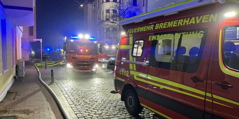 FW Bremerhaven: Brennender Kinderwagen in Treppenraum von Mehrfamilienhaus gelöscht - Foto: presseportal.de