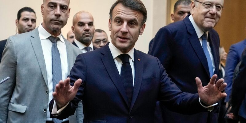 Frankreichs Präsident Macron will die libanesische Führung stärken. - Foto: Hassan Ammar/AP/dpa