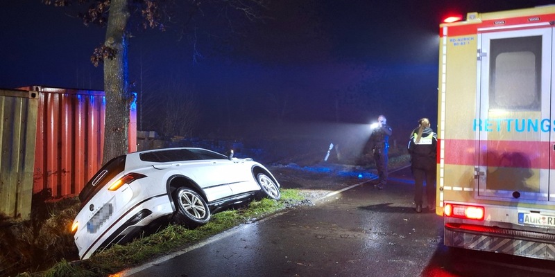 FW-AUR: Auto in Graben geraten - Foto: presseportal.de