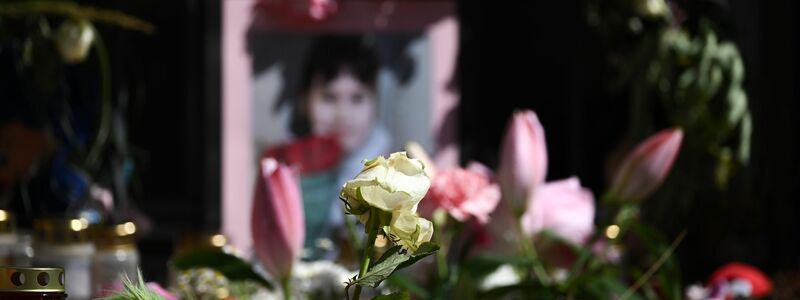 Mit Kerzen und Blumen haben Menschen im Juni in Döbeln der neunjährigen Valeriia gedacht. Sie war zuvor in einem Wald ermordet worden. (Archivbild) - Foto: Robert Michael/dpa