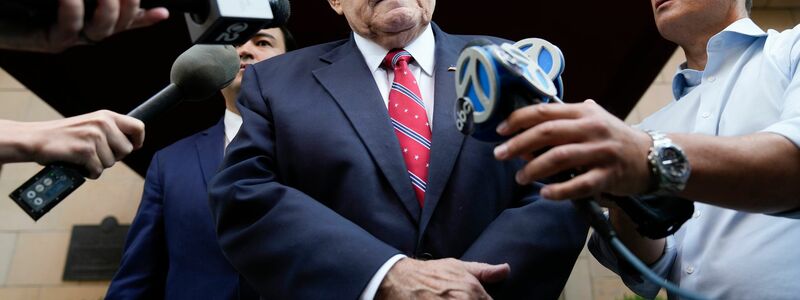 Der einstige New Yorker Bürgermeister Rudy Giuliani hat einen Millionen-Dollar-Rechtsstreit beigelegt. (Archivbild) - Foto: Seth Wenig/AP/dpa