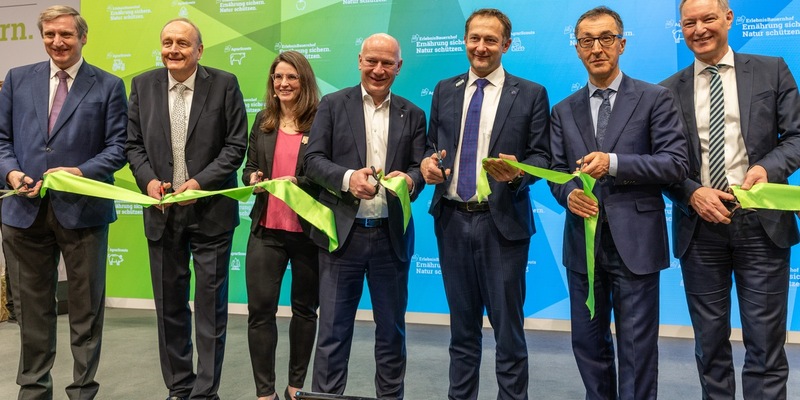 Grüne Woche 2025 eröffnet: ErlebnisBauernhof zeigt, warum Innovationen in der Landwirtschaft allein nicht ausreichen - Foto: presseportal.de