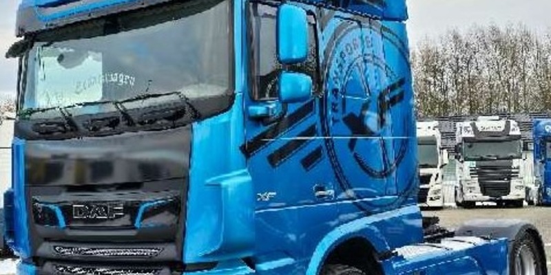 POL-GÖ: (22/2025) Göttingen: Unbekannte stehlen auffällige blaue Sattelzugmaschine von Firmengelände an der Herbert-Quandt-Straße - Foto: presseportal.de