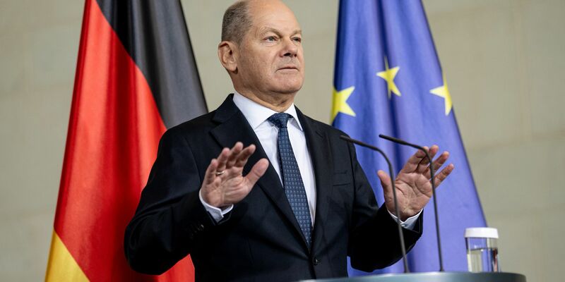 Bundeskanzler Scholz rechnet nicht damit, dass der künftige US-Präsident Donald Trump die militärische Unterstützung für die Ukraine einstellt.  - Foto: Fabian Sommer/dpa