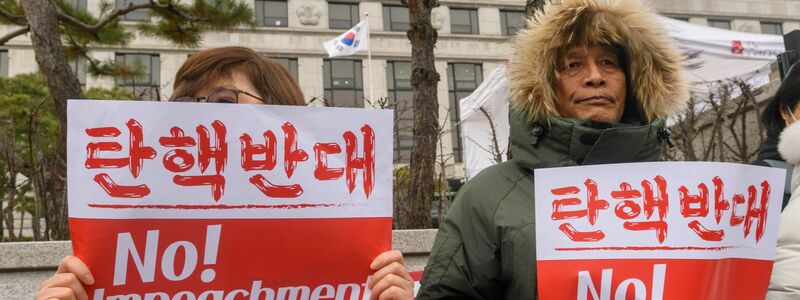 Unterstützer von Yoon Suk Yeol hatten sich am Donnerstag vor dem Verfassungsgericht in Seoul versammelt. - Foto: Kim Jae-Hwan/SOPA Images via ZUMA Press Wire/dpa