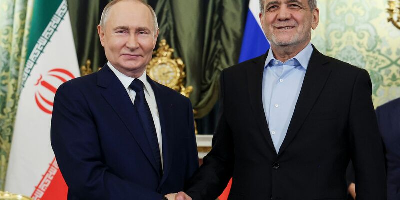 Der russische Präsident Wladimir Putin (l.) und der iranische Präsident Massud Peseschkian besiegeln eine strategische Partnerschaft. - Foto: Vyacheslav Prokofyev/Pool Sputnik Kremlin/AP/dpa