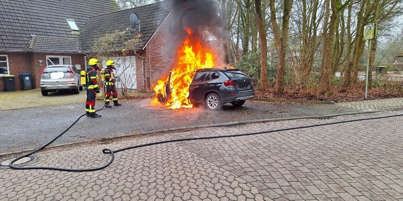 FW-ROW: PKW-Brand gegenüber Polizeistation in Sottrum - Foto: presseportal.de