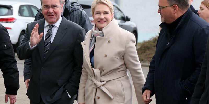 Minister Pistorius (li.), Ministerpräsidentin Schwesig und TKMS-Chef Burkhard auf Werftbesuch in Wismar. - Foto: Bernd Wüstneck/dpa