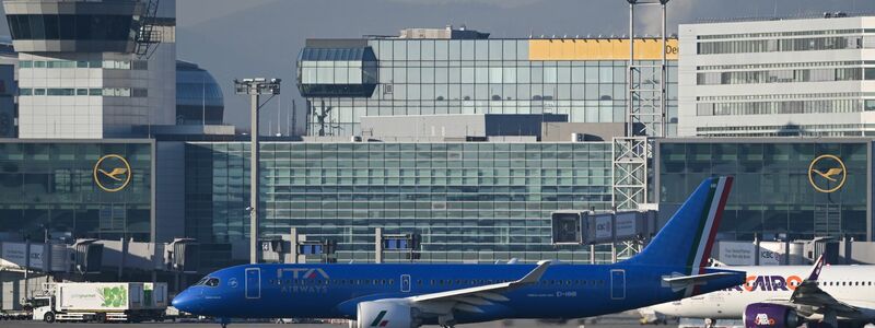 Im Schoß der Mutter: Ita-Airbus zu Gast am Lufthansa-Drehkreuz Frankfurt. - Foto: Arne Dedert/dpa