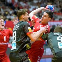 Ist mit den bisherigen WM-Leistungen der deutschen Handballer nicht zufrieden: Bundestrainer Alfred Gislason. - Foto: Sören Stache/dpa