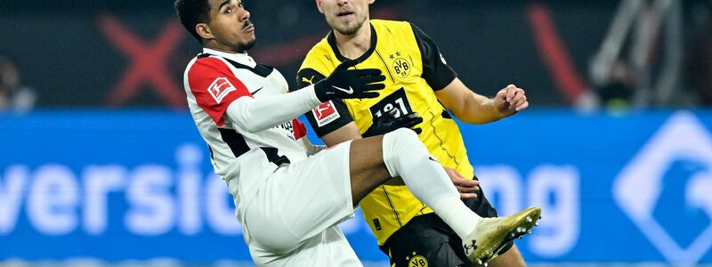 Knauff und Anton im Kampf um den Ball. - Foto: Uwe Anspach/dpa