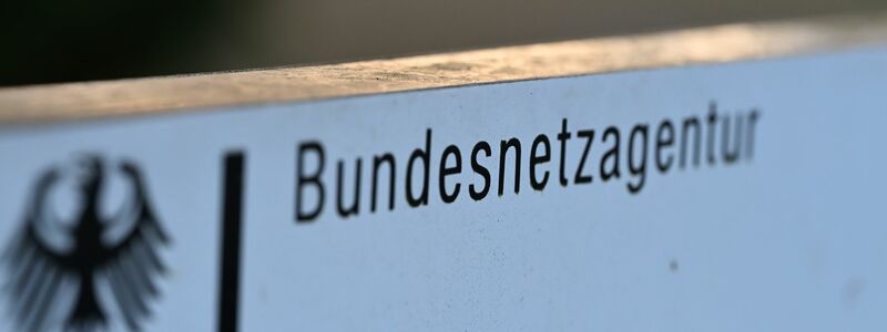 Ein Schild mit dem Schriftzug «Bundesnetzagentur» steht auf dem Gelände der Zentrale der Bonner Bundesbehörde. - Foto: Wolf von Dewitz/dpa