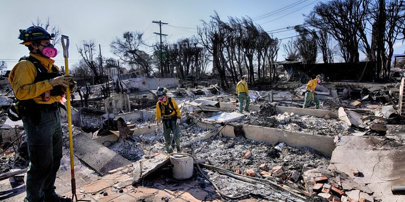In den Brandruinen wird auch noch nach möglichen Opfern gesucht.  - Foto: Richard Vogel/AP/dpa