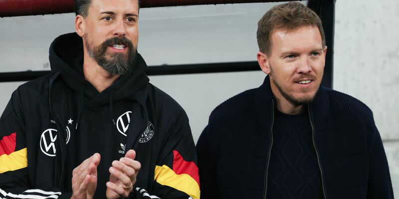 Sandro Wagner (l) will mindestens bis zur WM 2026 an der Seite von Julian Nagelsmann bleiben. - Foto: Christian Charisius/dpa