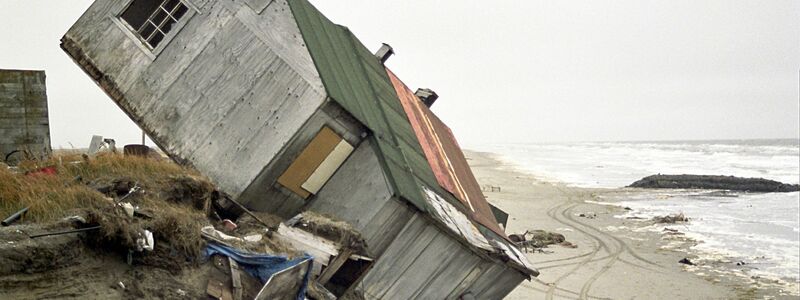 Durch das Auftauen des Permafrost-Bodens erodiert das Meer zunehmend das Land in dem auf einer Insel im Norden Alaskas gelegene Eskimo-Dorf Shishmaref. (Archivbild) - Foto: SBCGlobal/dpa