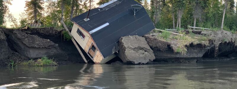 Dieses im Jahr 2021 aufgenommene und durch die Uni Wien zur Verfügung gestellte Foto zeigt eine Hütte, die im Zuge des Permafrost-Tauens und Erosion am kanadischen Mackenzie-Flussdelta zerstört wurde. - Foto: Angus Alunik/Uni Wien/dpa